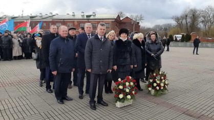 Церемония возложения цветов к Вечному огню Брестской крепости прошла в День защитников Отечества