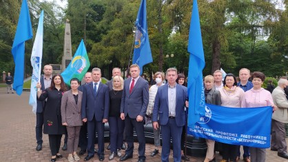 Представители Брестского обкома БПРЗ возложили цветы к обелиску в память о погибших воинах в 1939 и 1941-1945 годах в городском парке культуры и отдых