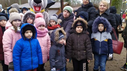 Профком Пружанской райбольницы организовал экскурсию в Беловежскую пущу в резиденцию Деда Мороза для членов профсоюза и их детей.