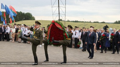 ПРЕЗИДЕНТ ВОЗЛОЖИЛ ЦВЕТЫ К МЕМОРИАЛУ «КУРГАН СЛАВЫ»