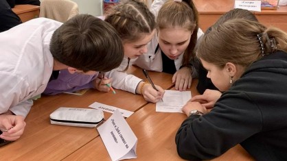 Будущие медики Брестского медколледжа сразились за победу в МедКВИЗе для профессионалов «Ученый кот»