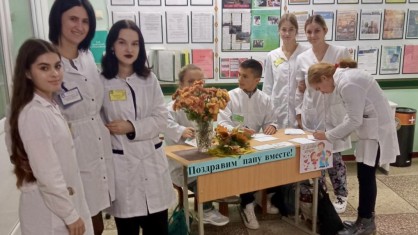 Почти 200 открыток отправили учащиеся Брестского медколледжа в рамках профсоюзной акции «Поздравим папу вместе!»