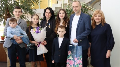 В преддверии праздника  8 марта медицинский работник Шерешевской городской больницы Анна  Калинейко была награждена орденом Матери