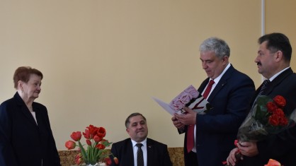 Председатель областной организации профсоюза здравоохранения Николай Скаскевич поздравил с 90-летним юбилеем Валентину Леончик, уважаемого специалиста в области здравоохранения Брестской области
