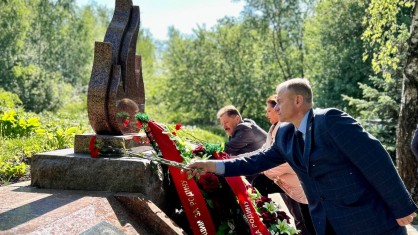Брестские профсоюзы отдают дань памяти жертвам Великой Отечественной войны у братской могилы лагеря-госпиталя «Ревир»